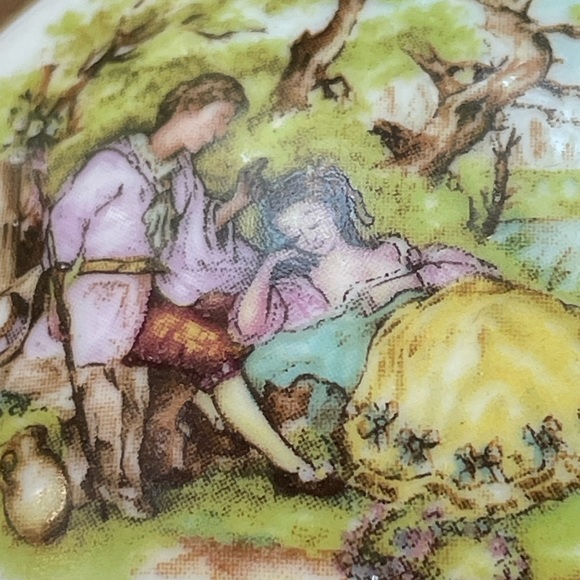 Limoges Vintage Fragonard Signed Porcelain Courting Couple trinket box gold - Picture 6 of 10